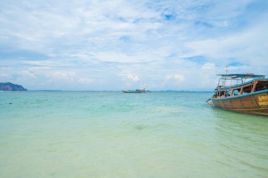 Açık mavi turkuaz deniz suyu, Tayland 'da yaz mevsiminde Phuket adasında Andaman denizi. Okyanus desenli duvar kağıdı arka planında su.