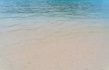 Açık mavi turkuaz deniz suyu, Tayland 'da yaz mevsiminde Phuket adasında Andaman denizi. Okyanus desenli duvar kağıdı arka planında su.