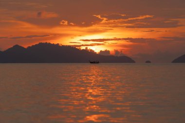 Açık mavi turkuaz deniz suyu, Tayland 'da yaz mevsiminde Phuket adasında Andaman denizi. Okyanus desenli duvar kağıdı arka planında su.