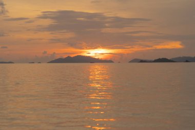 Açık mavi turkuaz deniz suyu, Tayland 'da yaz mevsiminde Phuket adasında Andaman denizi. Okyanus desenli duvar kağıdı arka planında su.