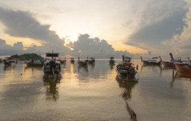 Açık mavi turkuaz deniz suyu, Tayland 'da yaz mevsiminde Phuket adasında Andaman denizi. Okyanus desenli duvar kağıdı arka planında su.