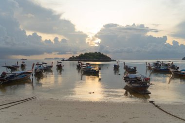 Açık mavi turkuaz deniz suyu, Tayland 'da yaz mevsiminde Phuket adasında Andaman denizi. Okyanus desenli duvar kağıdı arka planında su.