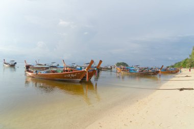 Açık mavi turkuaz deniz suyu, Tayland 'da yaz mevsiminde Phuket adasında Andaman denizi. Okyanus desenli duvar kağıdı arka planında su.