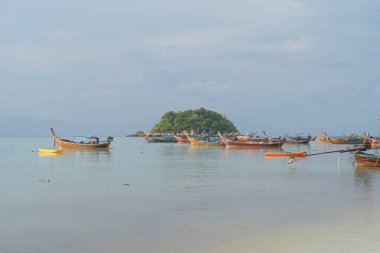 Açık mavi turkuaz deniz suyu, Tayland 'da yaz mevsiminde Phuket adasında Andaman denizi. Okyanus desenli duvar kağıdı arka planında su.