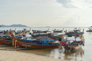 Açık mavi turkuaz deniz suyu, Tayland 'da yaz mevsiminde Phuket adasında Andaman denizi. Okyanus desenli duvar kağıdı arka planında su.