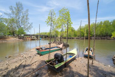 Açık mavi turkuaz deniz suyu, Tayland 'da yaz mevsiminde Phuket adasında Andaman denizi. Okyanus desenli duvar kağıdı arka planında su.