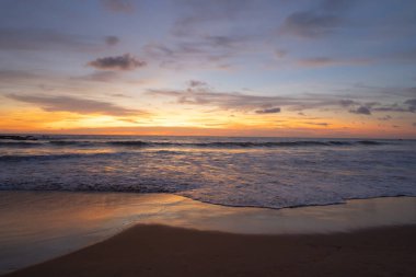 Açık mavi turkuaz deniz suyu, Tayland 'da yaz mevsiminde Phuket adasında Andaman denizi. Okyanus desenli duvar kağıdı arka planında su.