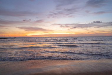 Açık mavi turkuaz deniz suyu, Tayland 'da yaz mevsiminde Phuket adasında Andaman denizi. Okyanus desenli duvar kağıdı arka planında su.
