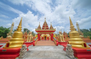 Isan pagoda, Tayland 'ın başkenti Bangkok yakınlarındaki bir Budist tapınağıdır. Tayland mimarisi arka planı. Turistik bölge simgesi.