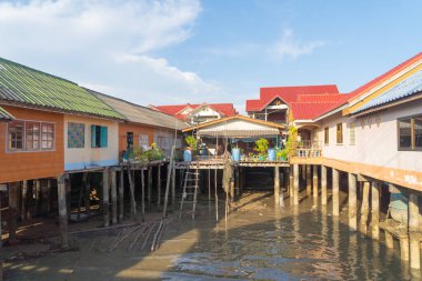 Koh Panyee, yüzen köy şehir evleri, göl denizi ya da nehir. Pak Pha, Phang Nga, Tayland 'da doğa balıkçılığı ve balıkçılık aletleri. Hayvancılık çiftçiliği.