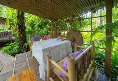 Doğa ormanları olan Tayland restoranı. İç tasarım.