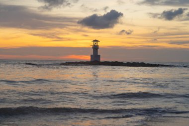 Deniz feneri kulesi, deniz suyuyla Khao Lak, Tayland 'da yaz mevsiminde Phang Nga Körfezi adasında Andaman Denizi. Turist eğlencesi.