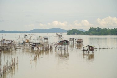 Balıkçı şehir köy, göl ya da nehir olmak üzere balıkçı kasabası evleriyle kanalda tuzak kurmuşlar. Pak Pha, Songkhla, Tayland 'da doğa balıkçılığı ve balıkçılık aletleri. Hayvancılık çiftçiliği.