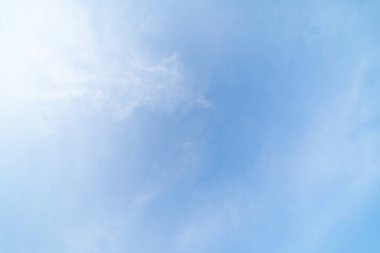 Açık mavi gökyüzü ve beyaz kabarık bulutlar öğle vakti. Gündüz vakti. Soyut doğa manzarası arka planı.