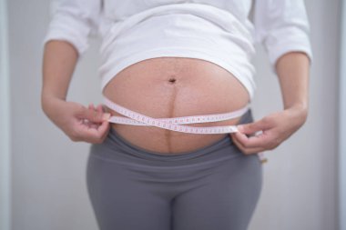 Evdeki yatak odasında mutlu Asyalı hamile bir kadının portresi. Bebek sahibi olmak. Aile hayatı işte. Aşk.