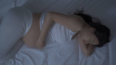 Evdeki yatak odasında depresyondaki Asyalı hamile kadın. Bebek sahibi olmak. Aile hayatı işte. Anne!.