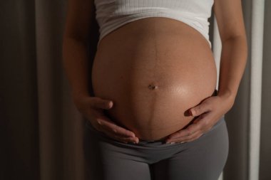 Evdeki yatak odasında depresyondaki Asyalı hamile kadın. Bebek sahibi olmak. Aile hayatı işte. Anne!.