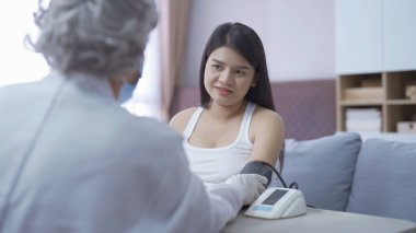 Mutlu Asyalı hamile kadın portresi. Yatak odasında bir doktorla birlikte. Bebek sahibi olmak. Aile hayatı işte. Annen seni seviyor.