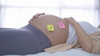Boş seks notu olan mutlu Asyalı hamile bir kadının portresi. Bebek sahibi olmak. Aile hayatı işte. Annen seni seviyor.