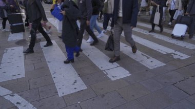 Bir grup insan, Japonya 'nın Osaka İlçesi' nde, şehir merkezindeki cadde üzerinde, zebra kavşağında ya da alışveriş merkezinde yaya geçidinde yürüyor..