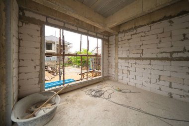 Köyde inşaat evi ya da iskelesi olan bir ev. Eski mobilyasız kiralık ev, yaşam alanı birimleri. Yaşam tarzı. Yenileme.