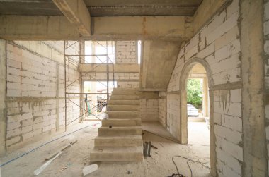 Köyde inşaat evi ya da iskelesi olan bir ev. Eski mobilyasız kiralık ev, yaşam alanı birimleri. Yaşam tarzı. Yenileme.