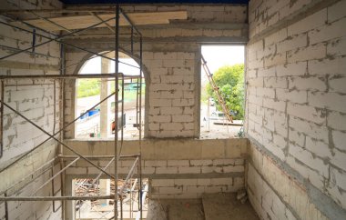 Köyde inşaat evi ya da iskelesi olan bir ev. Eski mobilyasız kiralık ev, yaşam alanı birimleri. Yaşam tarzı. Yenileme.