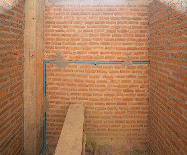 Köyde inşaat evi ya da iskelesi olan bir ev. Eski mobilyasız kiralık ev, yaşam alanı birimleri. Yaşam tarzı. Yenileme.