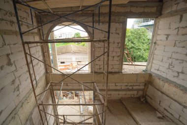 Köyde inşaat evi ya da iskelesi olan bir ev. Eski mobilyasız kiralık ev, yaşam alanı birimleri. Yaşam tarzı. Yenileme.