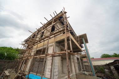 Köyde inşaat evi ya da iskelesi olan bir ev. Eski mobilyasız kiralık ev, yaşam alanı birimleri. Yaşam tarzı. Yenileme.