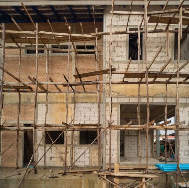 Köyde inşaat evi ya da iskelesi olan bir ev. Eski mobilyasız kiralık ev, yaşam alanı birimleri. Yaşam tarzı. Yenileme.