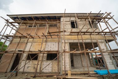 Köyde inşaat evi ya da iskelesi olan bir ev. Eski mobilyasız kiralık ev, yaşam alanı birimleri. Yaşam tarzı. Yenileme.