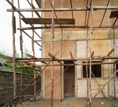 Köyde inşaat evi ya da iskelesi olan bir ev. Eski mobilyasız kiralık ev, yaşam alanı birimleri. Yaşam tarzı. Yenileme.