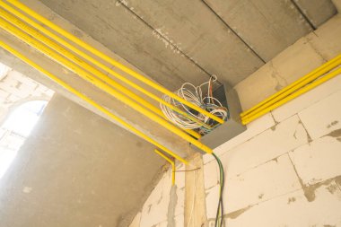 Köyde inşaat evi ya da iskelesi olan bir ev. Eski mobilyasız kiralık ev, yaşam alanı birimleri. Yaşam tarzı. Yenileme.