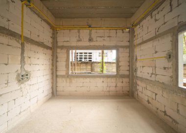 Köyde inşaat evi ya da iskelesi olan bir ev. Eski mobilyasız kiralık ev, yaşam alanı birimleri. Yaşam tarzı. Yenileme.