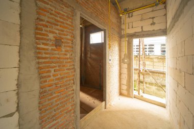 Köyde inşaat evi ya da iskelesi olan bir ev. Eski mobilyasız kiralık ev, yaşam alanı birimleri. Yaşam tarzı. Yenileme.