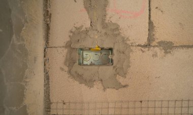 Köyde inşaat evi ya da iskelesi olan bir ev. Eski mobilyasız kiralık ev, yaşam alanı birimleri. Yaşam tarzı. Yenileme.