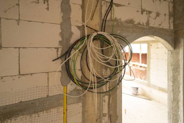 Köyde inşaat evi ya da iskelesi olan bir ev. Eski mobilyasız kiralık ev, yaşam alanı birimleri. Yaşam tarzı. Yenileme.