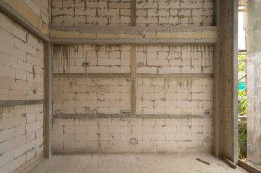 Köyde inşaat evi ya da iskelesi olan bir ev. Eski mobilyasız kiralık ev, yaşam alanı birimleri. Yaşam tarzı. Yenileme.