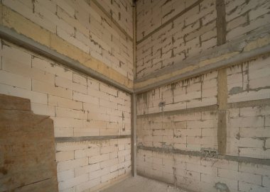 Köyde inşaat evi ya da iskelesi olan bir ev. Eski mobilyasız kiralık ev, yaşam alanı birimleri. Yaşam tarzı. Yenileme.