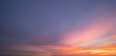 Gün batımı gökyüzü. Soyut doğa geçmişi. Alacakaranlık vakti turuncu renkli bulutlarla dramatik mavi.