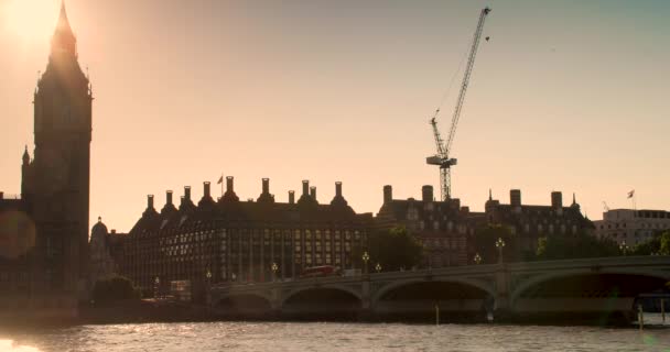 Lidé Doprava Červené Autobusy Přecházejí Westminster Bridge Při Západu Slunce — Stock video