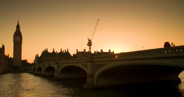 Människor Trafik Och Röda Bussar Korsar Westminster Bridge Vid Solnedgången — Stockvideo