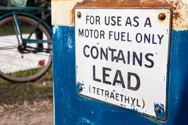 鉛とテトラエチル警告記号と背景に自転車と古い流行のガソリン ガスまたはガソリン燃料ポンプ — ストック写真