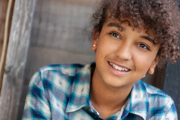 Szabadtéri Portré Gyönyörű Boldog Biracial Afro Amerikai Lány Tinédzser Fiatal — Stock Fotó