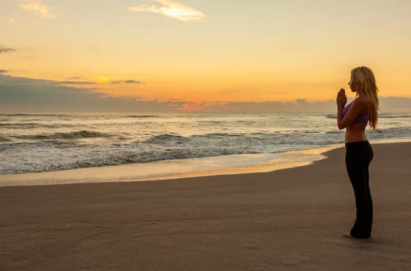 Νεαρή Γυμνασμένη Ξανθιά Γυναίκα Μόνη Της Κάνει Γιόγκα Στην Παραλία — Φωτογραφία Αρχείου