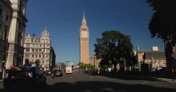 Big Ben London England イギリス2022年6月22日イギリス ロンドンの国会議事堂のそばの広場にある人 タクシー 自転車 — ストック動画