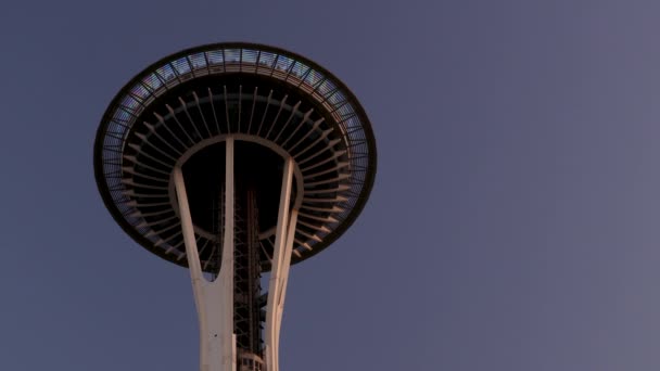 Space Needle Seattle Washington Usa Июля 2019 Вечернее Видео Спуска — стоковое видео