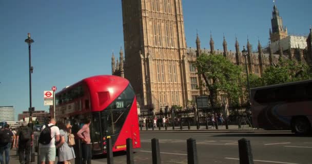 Big Ben London England United Kingdom Ingdom 2022年6月22日从红色公共汽车和人们乘坐大本钟到议会大厦 英格兰 — 图库视频影像