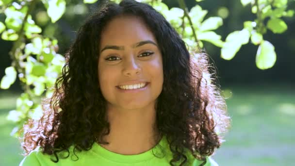 Krásná Smíšená Rasa Afroameričanka Biracial Teenager Mladá Žena Usmívá Směje — Stock video